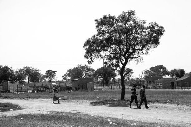 非洲人走在小乡村附近的土路上图片下载