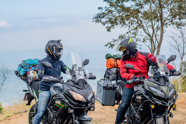 在泰国清莱骑着 Kawasaki versys 650 摩托车的骑手图片下载