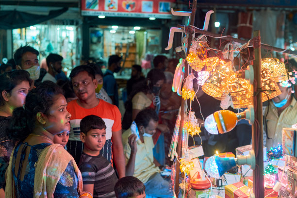 加尔各答街道上，一群人聚集在出售排灯节装饰灯的街道商店(大部分来自中国)附近图片下载