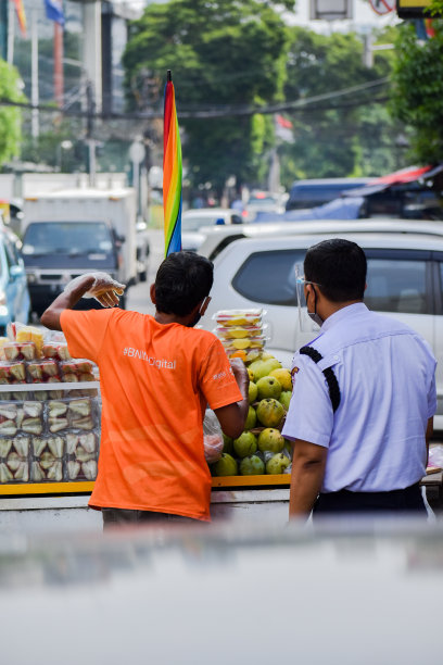 一个水果小贩和一个顾客。图片下载