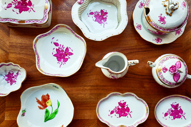 在土耳其安卡拉的一家古董店里，陈列着古瓷陶器、小盘子和奶晶。图片下载