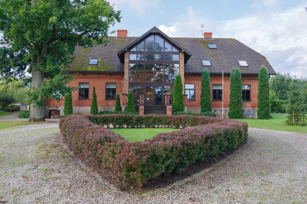 城市Talsi,拉脱维亚。老红砖房子和公园。旅行的照片。图片下载