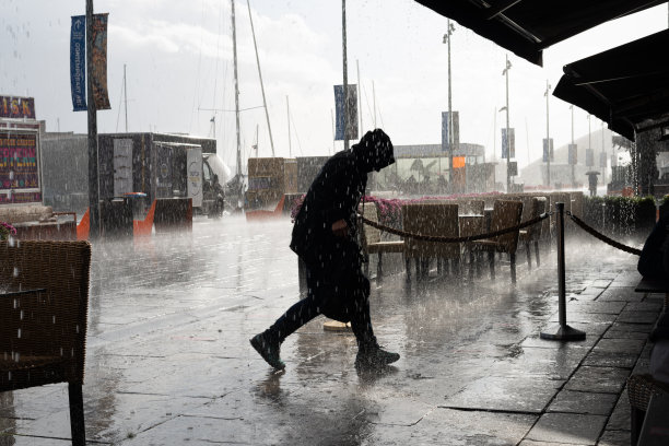 一个在大雨中被困的男人的剪影图片下载