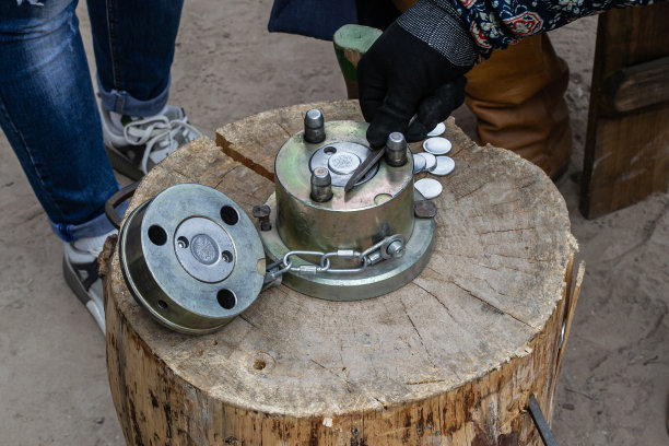 在17世纪的节日上压花装饰硬币图片下载