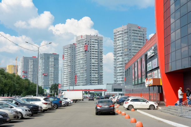 俄罗斯车里雅宾斯克2020年7月28日新现代化住宅区图片下载