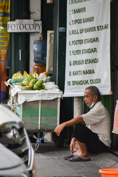 雅加达水果商的肖像。图片下载