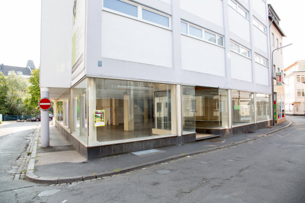 空置的普通零售商店门面，商业或专业办公空间。图片下载