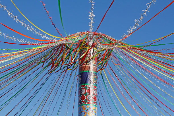 在莫斯科的俄罗斯国家节日“忏悔”上，带有轮子、彩色丝带和花环的节日木杆图片下载