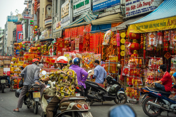 春节前在华埠市场的人们的看法。05区平泰市场最大的越南农历新年装饰店图片下载