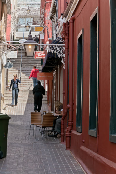 有餐厅座位的小巷图片下载