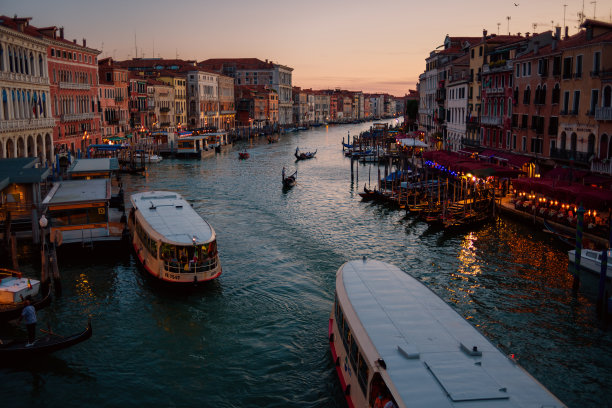 景观有贡多拉，汽船和大运河图片下载