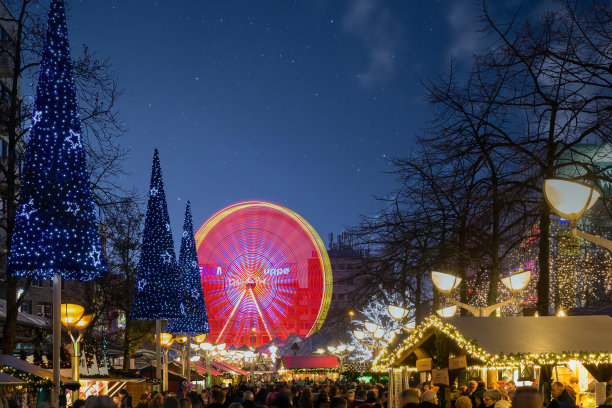 有摩天轮和星空的圣诞市场，德国杜伊斯堡图片下载
