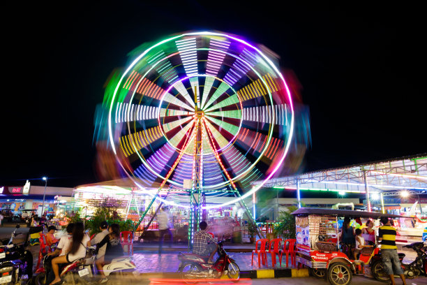 柬埔寨金边的公平游戏图片。影像夜晚丰富多彩的娱乐活动。图片下载