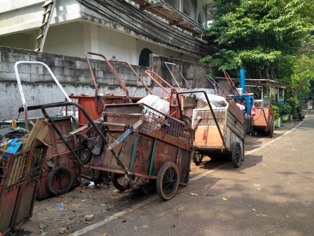 一辆垃圾车停在街上图片下载