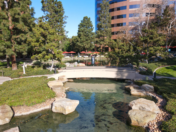 商业办公大楼与小公园在大学城，圣地亚哥图片下载