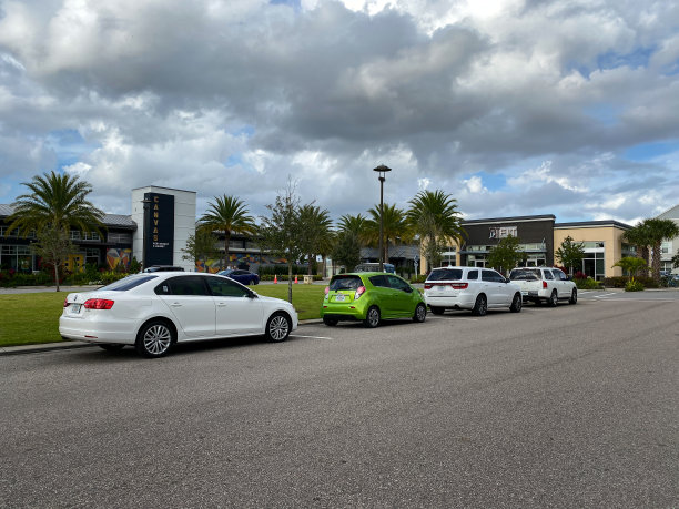 位于佛罗里达州奥兰多诺娜湖的Laureate公园的社区中心，有健身中心和餐厅。图片下载