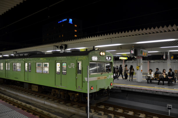 日本铁路集团在日本西部奈良站的JR绿线列车图片下载