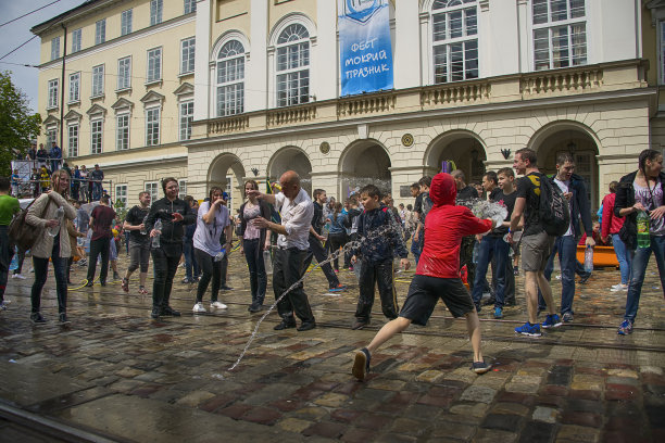 快乐的男孩们互相泼水。图片下载