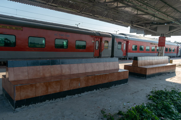 一个隐蔽的火车站和被封锁的农村地区的火车的图片图片下载