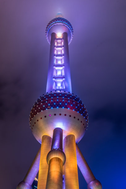 夜景东方明珠塔在一个阴天雨后与五颜六色的光在浦东，上海，中国。图片下载