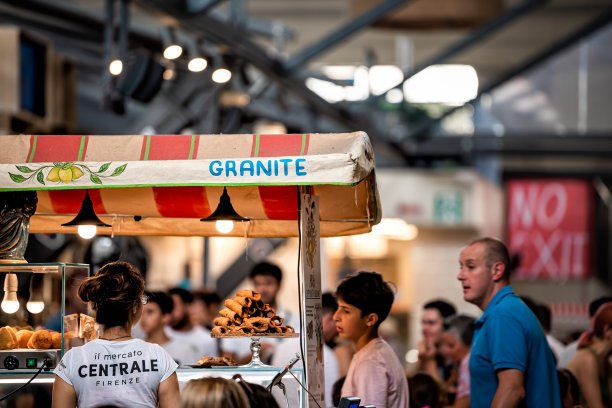 费伦泽中央市场有许多人排队购买糕点店店铺里面图片下载