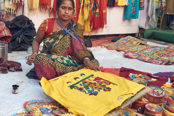 在加尔各答纽敦举行的Saras Mela集市上，一名女工匠忙着工作图片下载