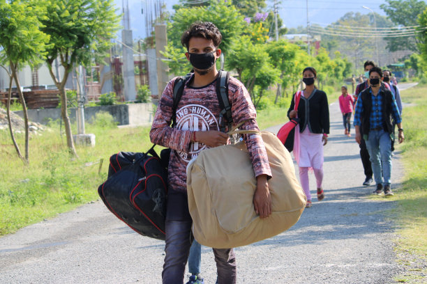 外出务工人员回家时戴着口罩。图片下载