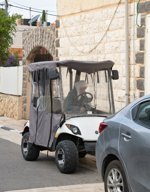 穆斯林妇女坐在电动汽车里，以色列北部加利利拿撒勒附近的卡玛村图片下载