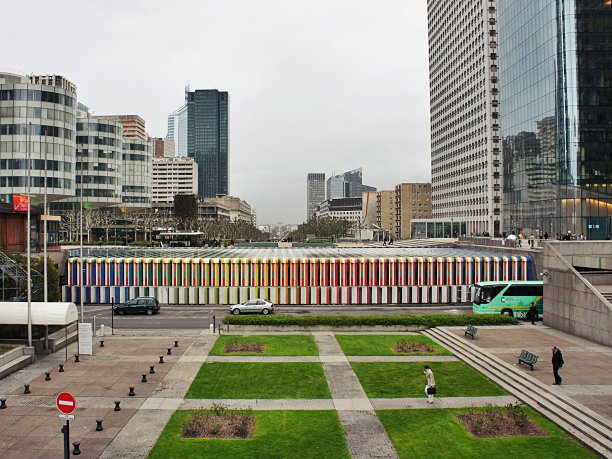 多色喷泉纪念碑位于拉德芳斯。法国巴黎图片下载