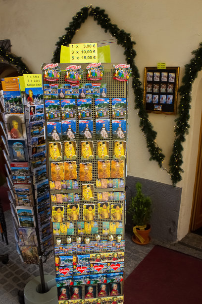 奥地利萨尔茨堡老城出售磁铁纪念品。图片下载