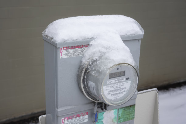 冰冻和冰雪覆盖的电表图片下载