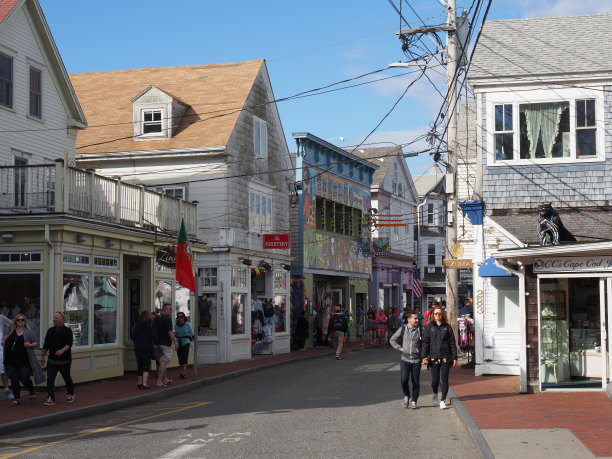 在普罗文斯敦的商业街拍摄的白天照片。图片下载