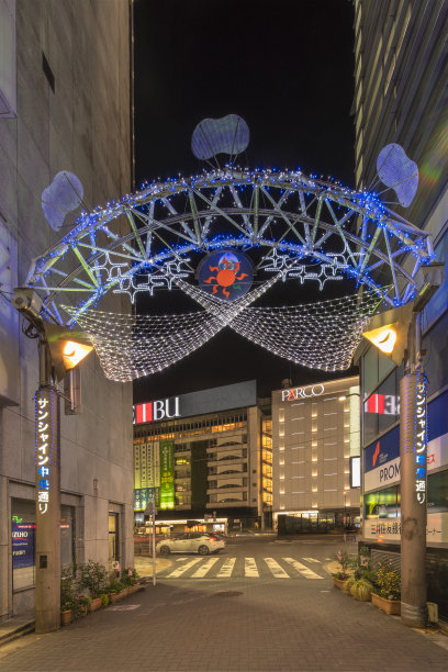 池袋阳光中央大街的新年彩灯夜景。图片下载