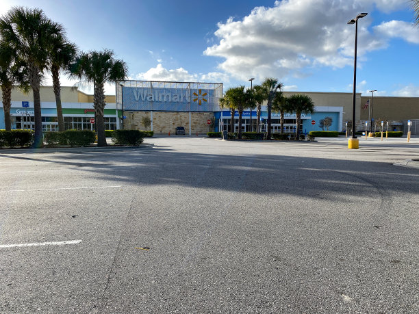 一个阳光明媚的圣诞节，一个停车场空无一人的沃尔玛。图片下载