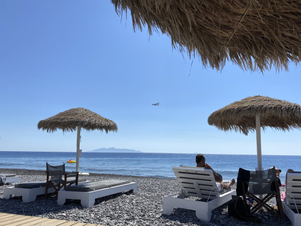 2020年8月19日，人们在希腊卡马里海滩晒太阳图片下载