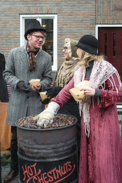 荷兰迪文特尔狄更斯节上出售的烤栗子图片下载