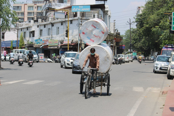 带着水箱在路上走的人力车车夫。图片下载