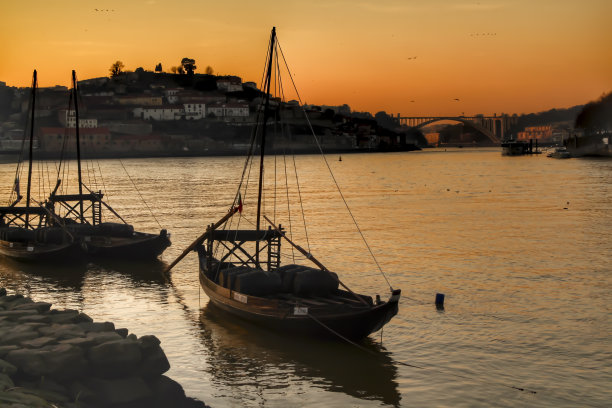 日落时分，杜罗河上有一艘叫拉伯罗斯的葡萄牙船图片下载
