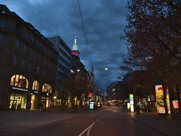 广场夜景Rotebühlplatz在市中心设有零售和办公大楼和照明广告支柱。图片下载