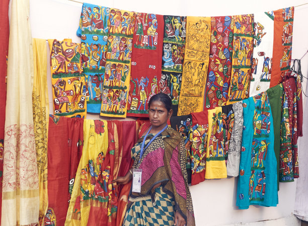 在加尔各答的Saras Mela出售手工织物图片下载