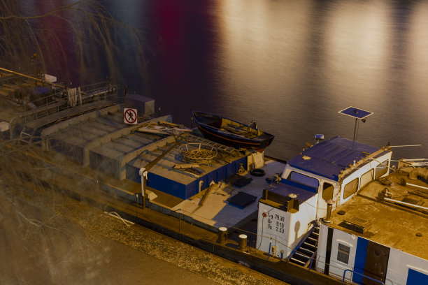 驳船停靠在德国沃尔夫斯堡的米特兰卡纳尔水道上图片下载