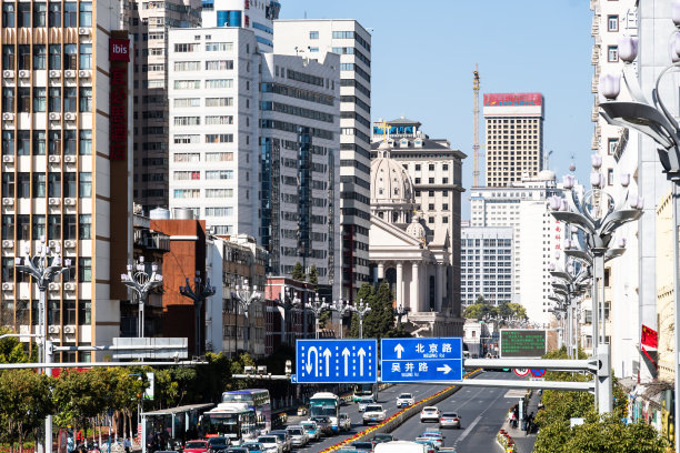 交通沿着昆明主干道，北京路，在云南省省会城市的商业区的心脏地带。图片下载