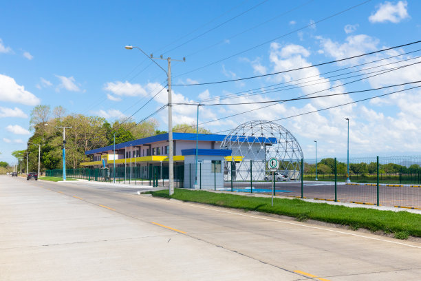 巴拿马大卫，牛津学院庭院里的球形金属雕塑图片下载