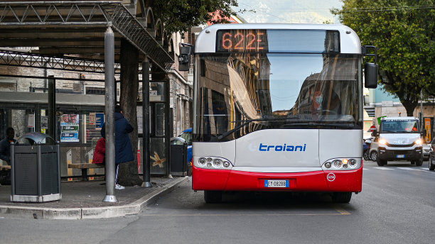 市区巴士到站图片下载