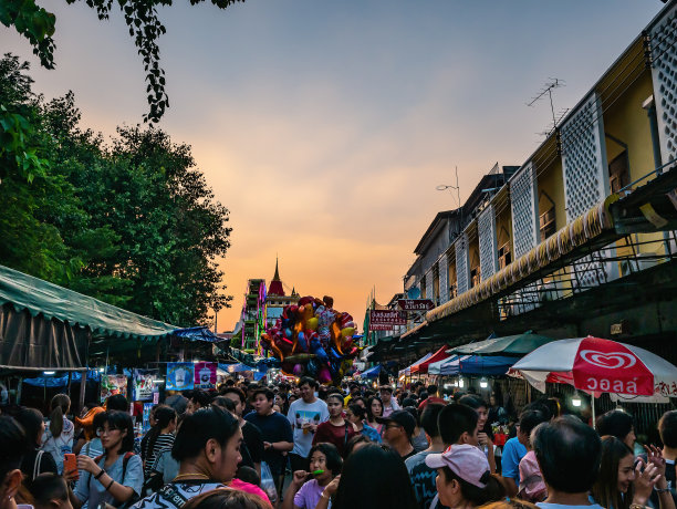 一群不认识的人走在wat saket庙在水渠节。腊通庙会在寺或金山图片下载