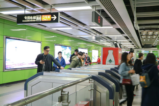 模糊的乘客走过地铁入口。图片下载