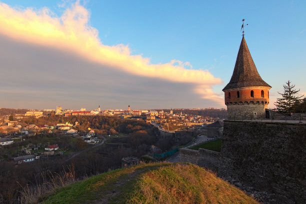 美丽的风景照片，古老的石头城堡在城市的卡米亚涅茨-波迪尔斯基在冬季日落。城市景观作为背景。著名的旅游胜地、浪漫的旅游目的地。乌克兰图片下载