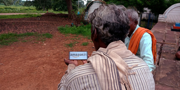 印度村民在使用技术设备图片下载