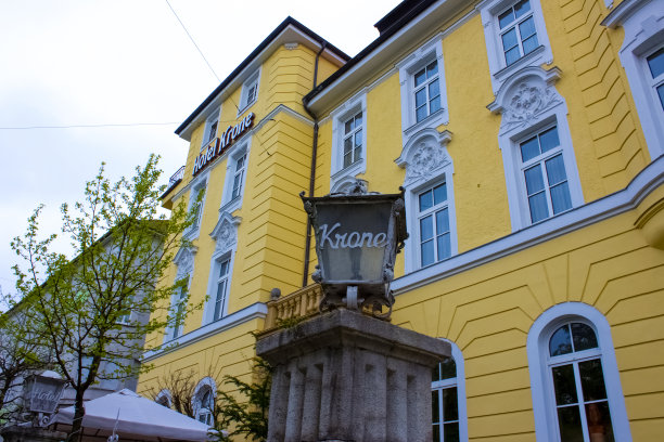 克朗酒店建筑的正面图片下载