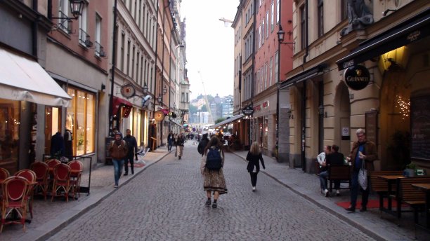 户外餐厅，斯德哥尔摩老城在瑞典欧洲，人们走路图片下载
